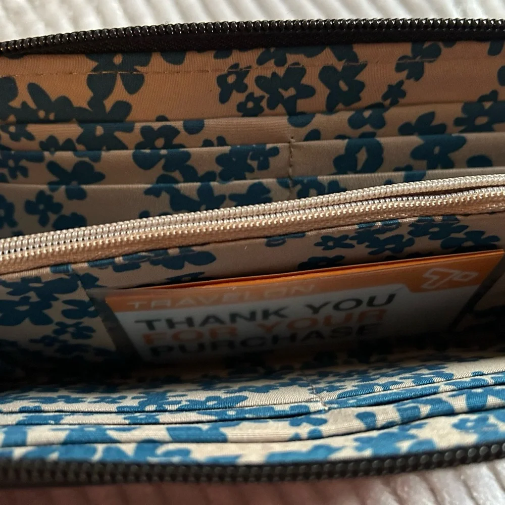 Travelon Crossbody Bag and Wallet - Picture 3 of 6